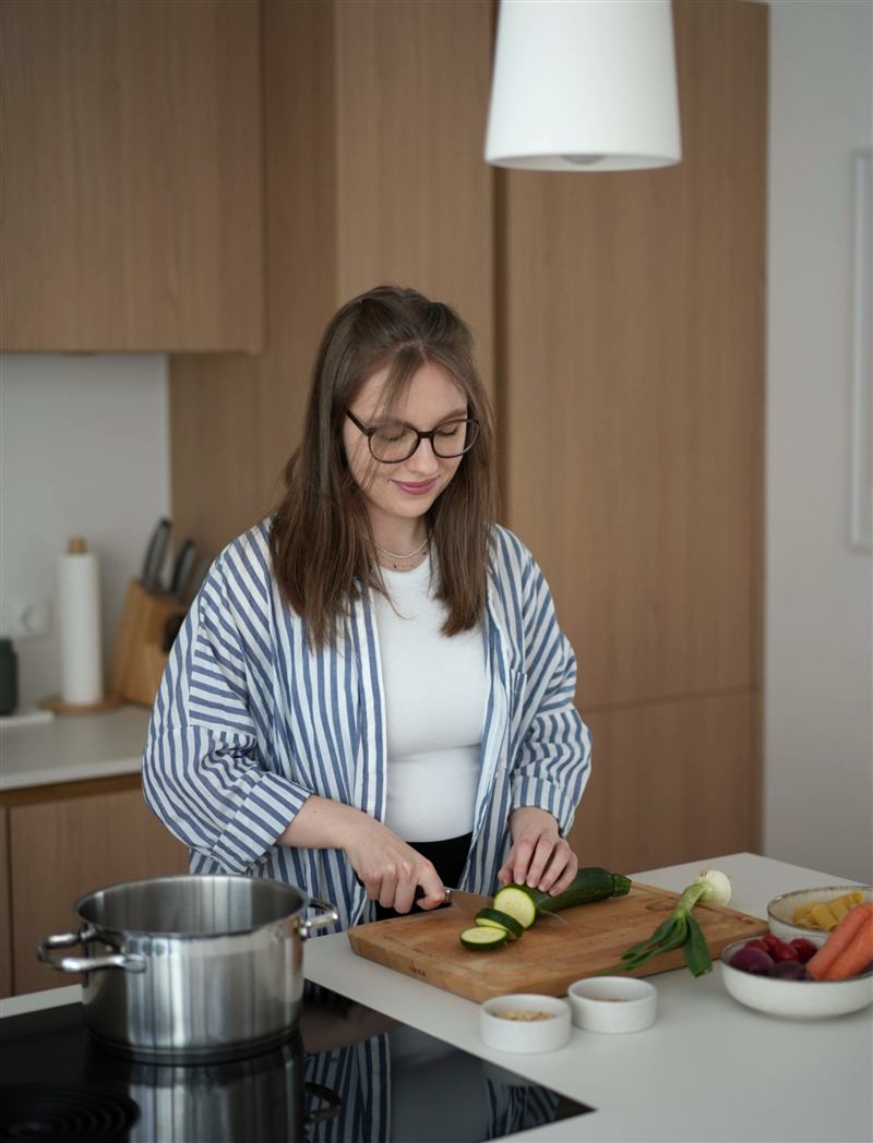 Diätologin Leona Achatz beim Kochen in der Küche